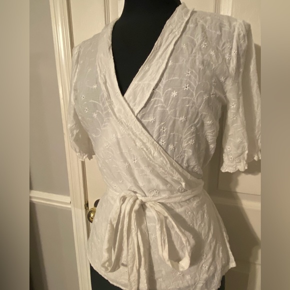 White wrap around blouse - Picture 2 of 3